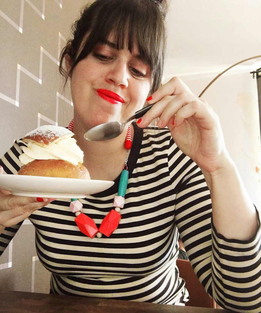 Jenna from Circus of cakes wearing pop-a-porter's colorblock rope necklace