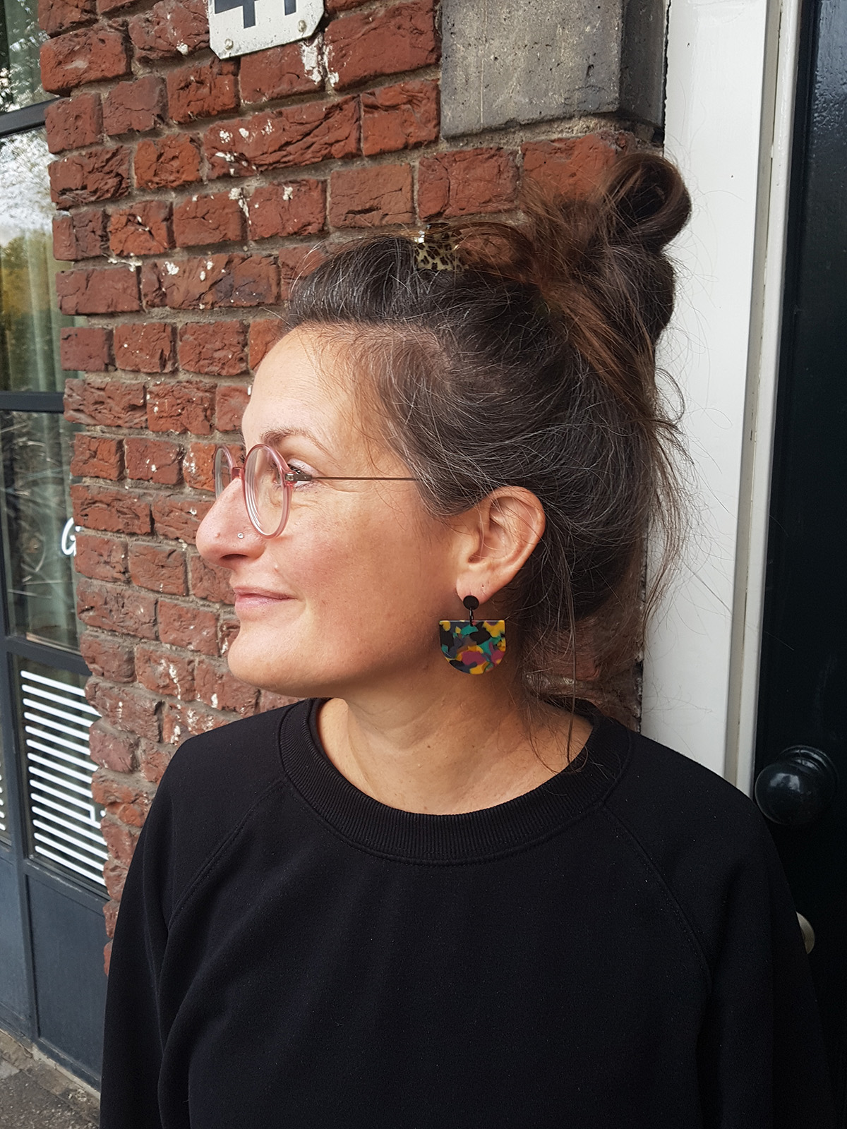 acetate_earrings_green_fuchsia_model_2_pin half moon acetate earrings fuchsia pattern with black ear studs by pop-a-porter