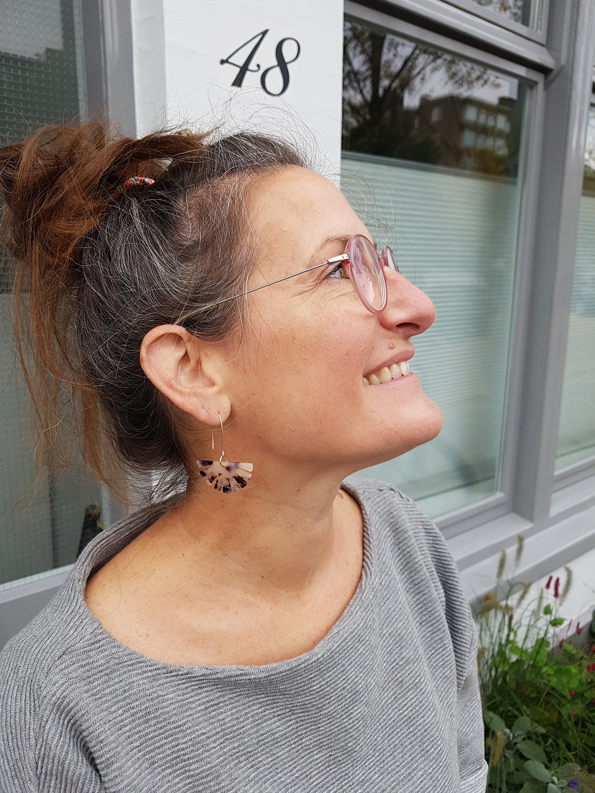 acetate_pendant_earrings__sunshine_tortoise_model_pin sunshine tortoiseshell beige pendant earrings by pop-a-porter