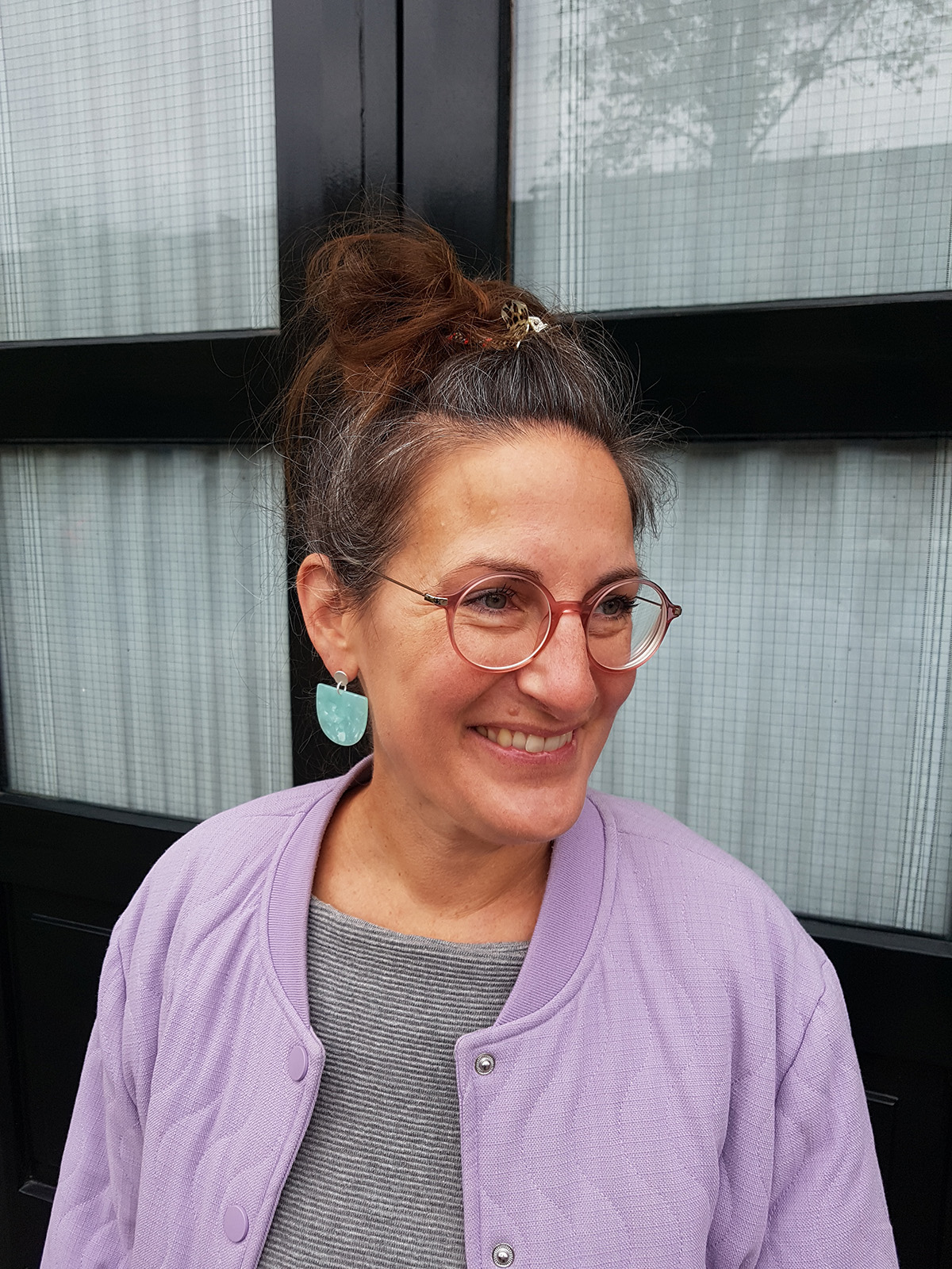 acetate_pendant_earrings_marble_green_model_pin half moon acetate earrings marble green pendants with matt-silver ear studs by pop-a-porter